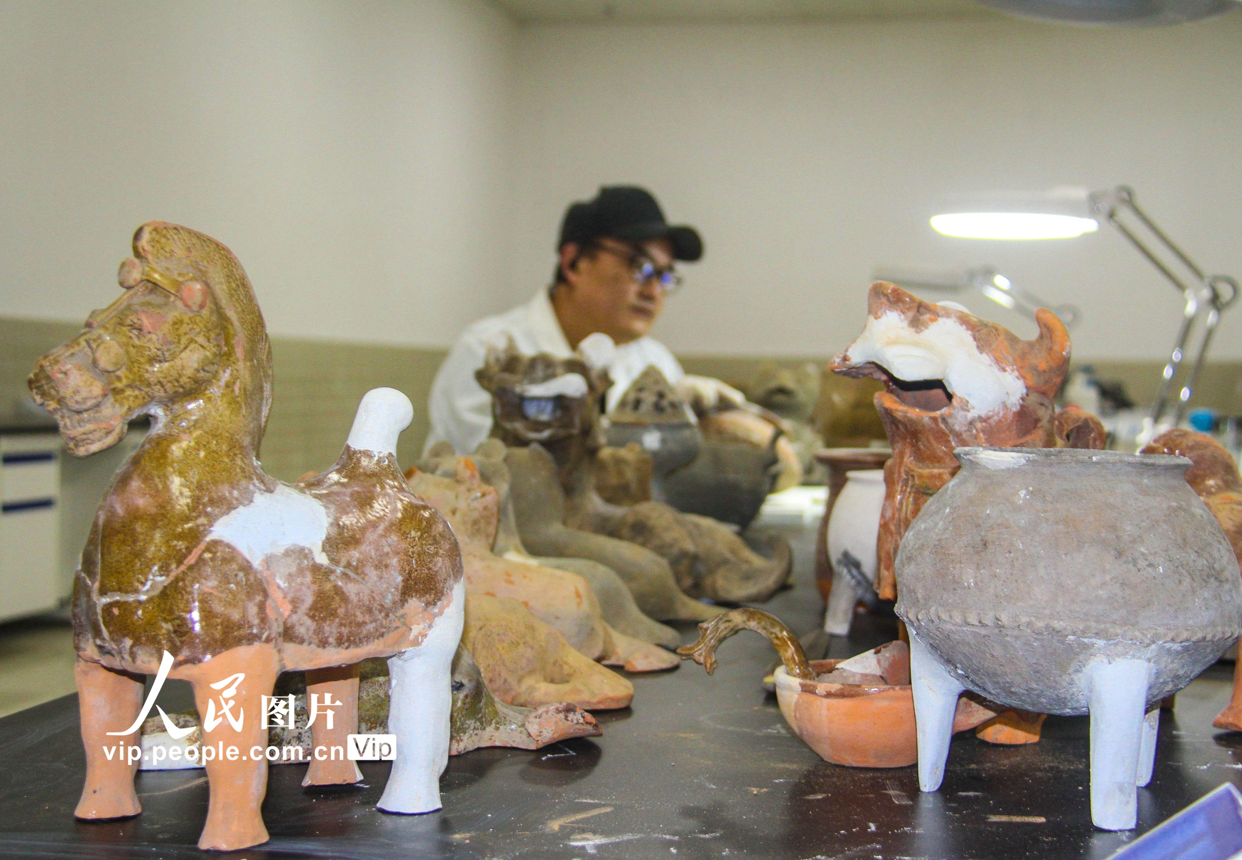 3月30日，河南省南陽市博物館文物修復室，技術人員在修復文物。