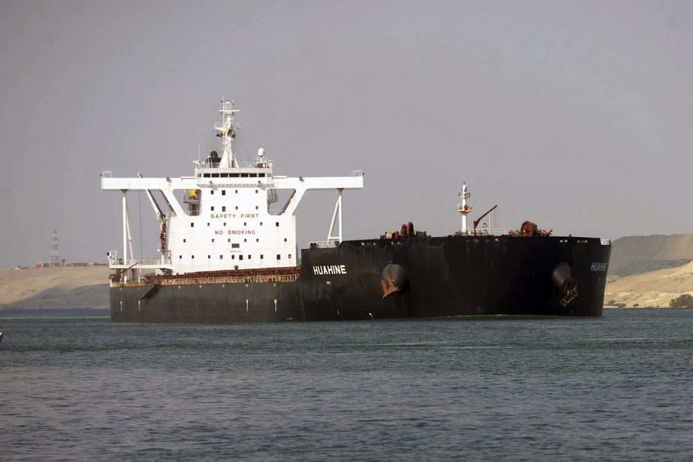 這是3月30日在埃及伊斯梅利亞省拍攝的航行在蘇伊士運河上的貨船。新華社發（艾哈邁德·戈馬攝）