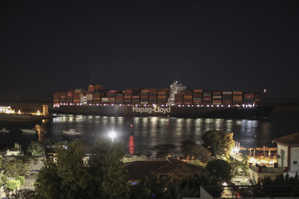 3月30日，一艘集裝箱貨輪航行在埃及蘇伊士運河上。新華社/美聯