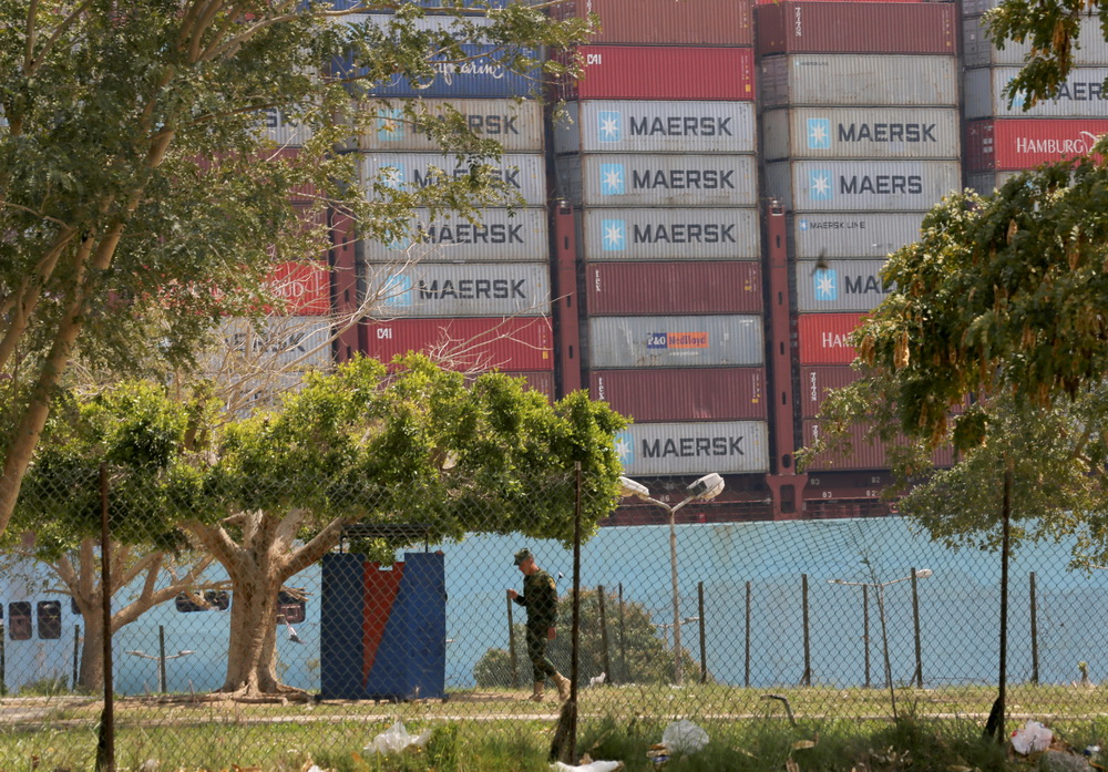 3月30日，一艘集裝箱貨輪航行在埃及蘇伊士運河上。新華社/路透