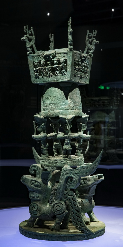 博物馆拍摄的1986年出土於三星堆2号"祭祀坑"的青铜神坛(研究性复原件