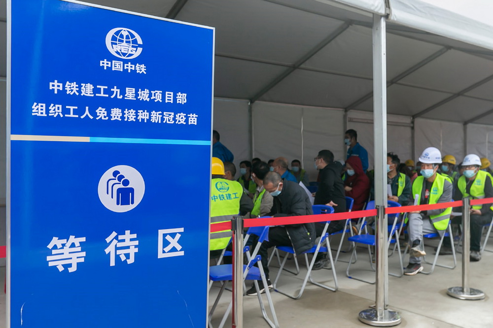 4月2日，項目工作人員在等待區排隊等待。