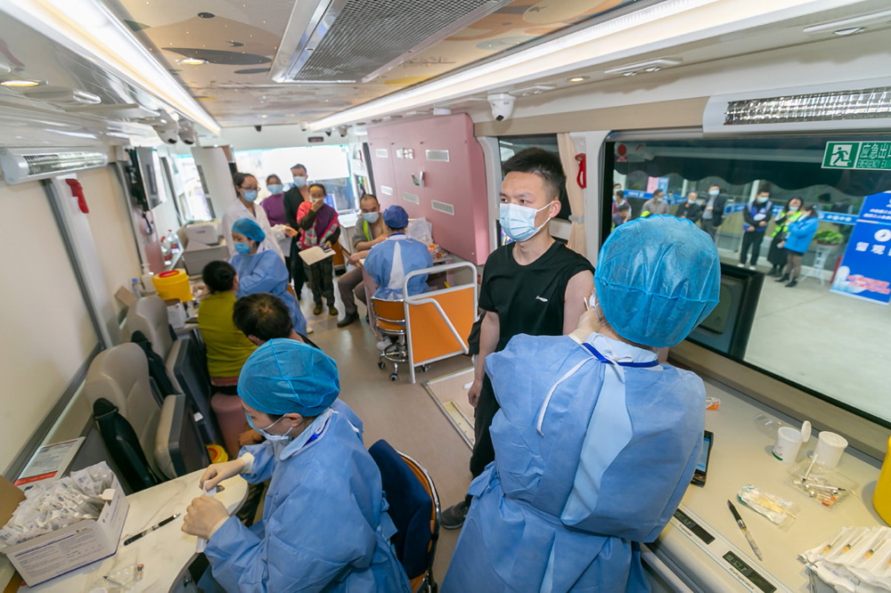 4月2日，項目工作人員在移動預防接種車上接種疫苗。