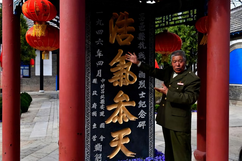 4月2日,在昌邑市抗日殉国烈士祠,管理员魏铁良在讲解烈士们的英雄事迹