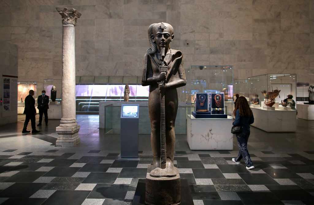 4月4日，人們在埃及開羅的埃及文明博物館參觀。