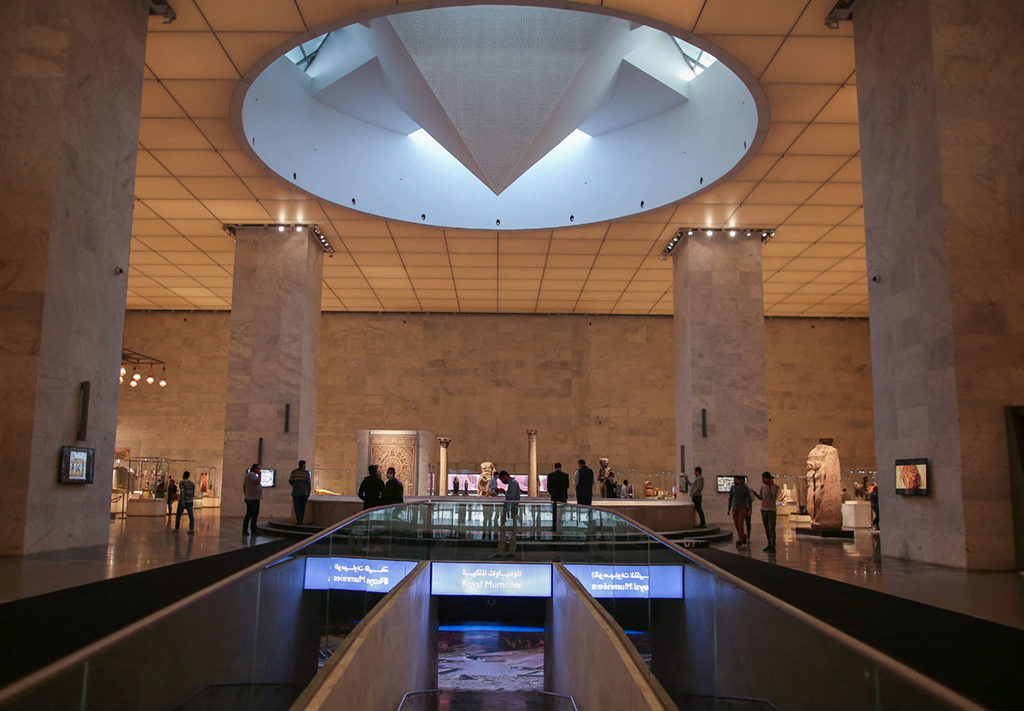 4月4日，人們在埃及開羅的埃及文明博物館參觀。