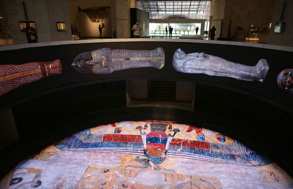  4月4日，人們在埃及開羅的埃及文明博物館參觀。