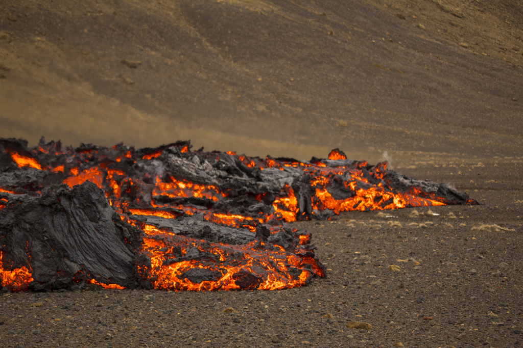 這是4月5日在冰島雷克雅尼斯半島一處火山拍攝的噴發的岩漿。