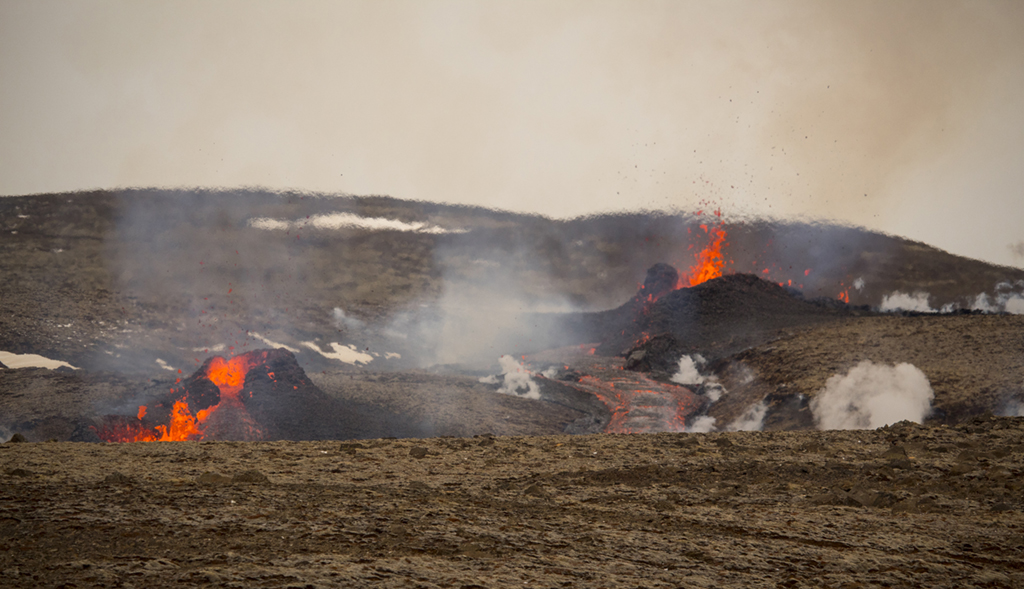 這是4月5日在冰島雷克雅尼斯半島一處火山拍攝的噴發的岩漿。