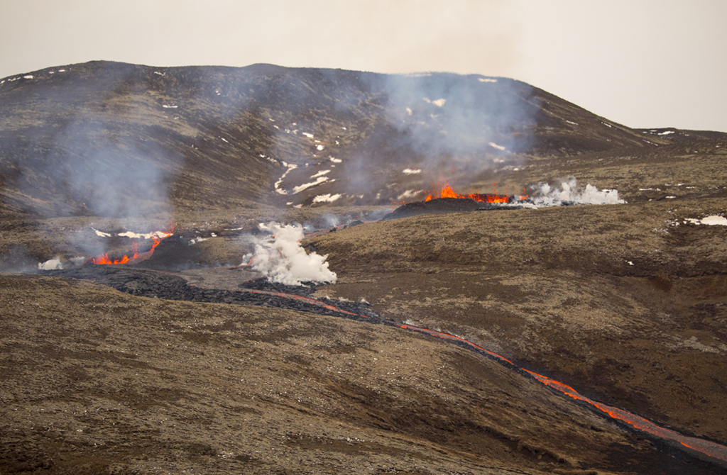 4月5日，在冰島雷克雅尼斯半島一處火山，岩漿從地表的裂縫中迸出。