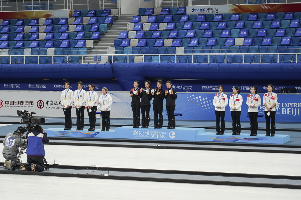 4��6�գ��˶�Ա�ڰ佱��ʽ�Ϻ�Ӱ��