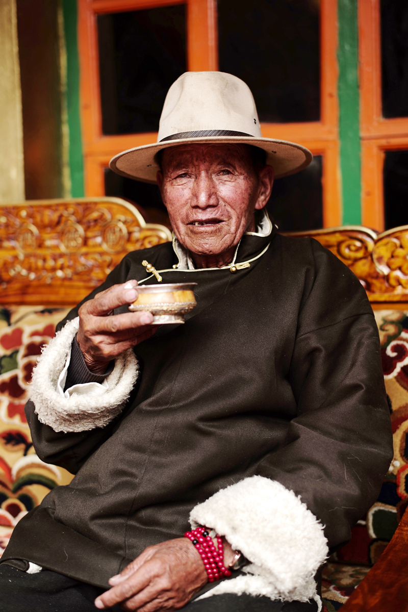 多扎木在家中喝酥油茶（3月20日攝）。
