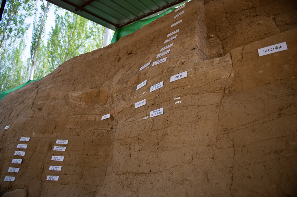 這是4月8日拍攝的琉璃河遺址夯土建筑基址，考古人員在建筑剖面上標記了不同時期的人類活動面。