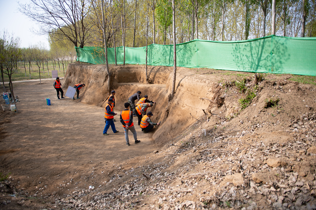 4月8日，考古人員在琉璃河遺址夯土建筑基址考古現場作業。