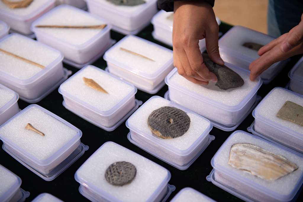 4月8日，考古人員展示2019年以來在琉璃河遺址出土的文物。