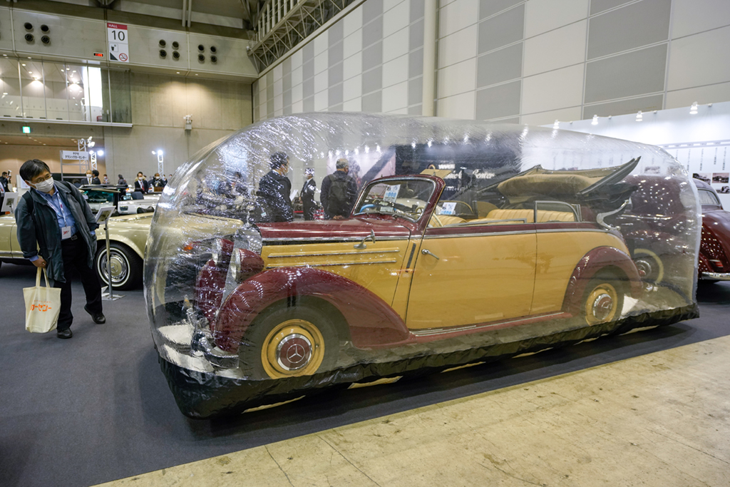 4月9日，一名參觀者在日本千葉車展上欣賞一款奔馳老爺車。