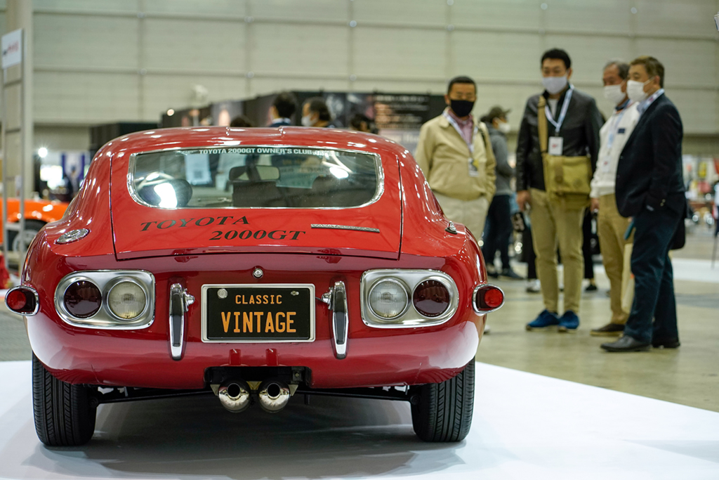 4月9日，參觀者在日本千葉車展上欣賞一款豐田的跑車。
