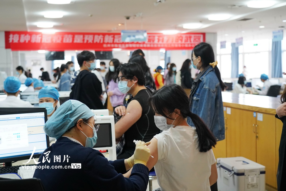 杭州：高校學子接種新冠疫苗【2】