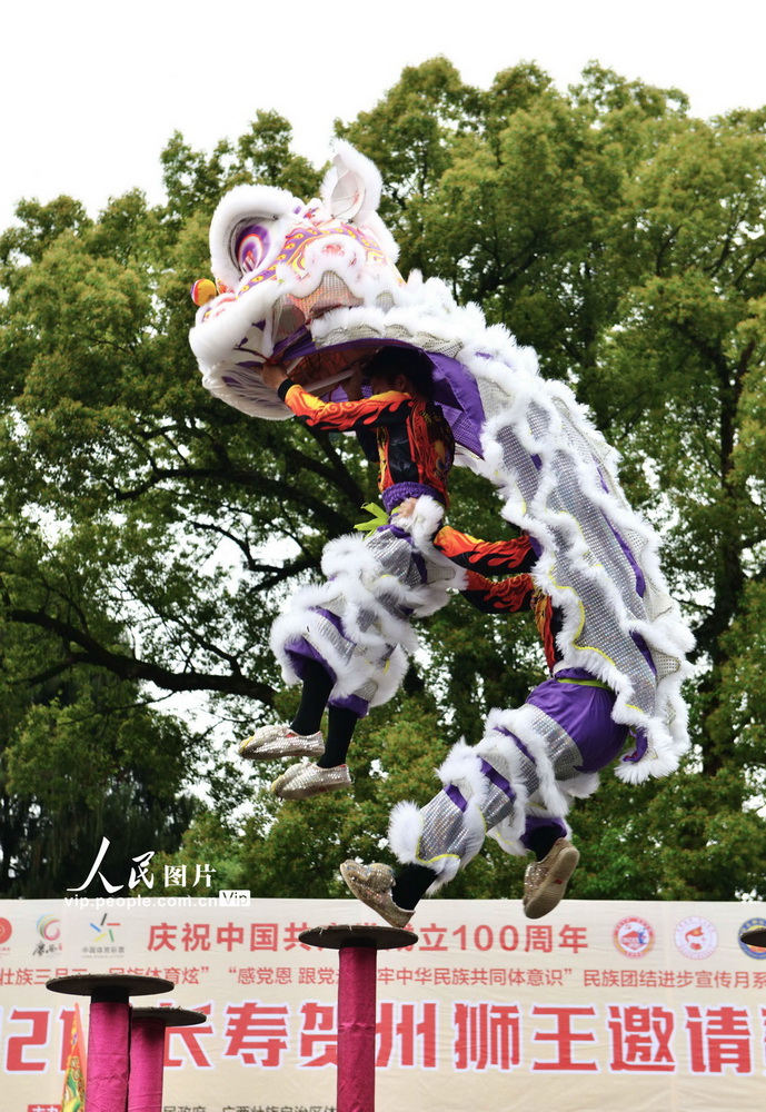 4月10日，舞獅隊在展示高樁舞獅技藝。