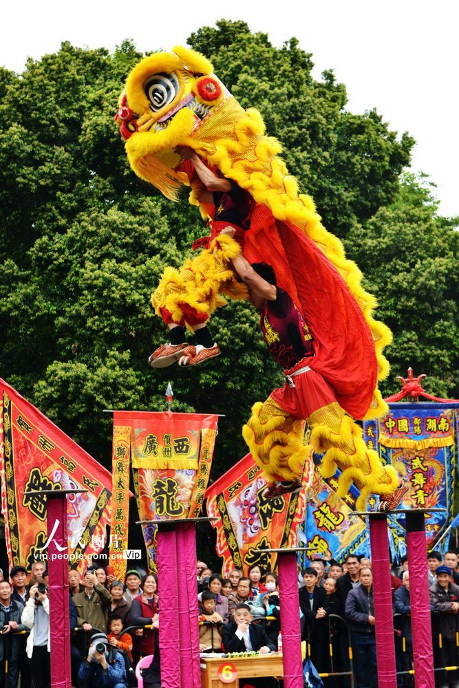 4月10日，舞獅隊在展示高樁舞獅技藝。