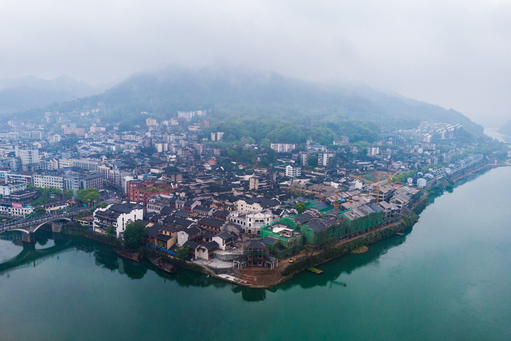 这是4月10日在湖南省怀化市洪江区拍摄的洪江古商城(无人机照片).