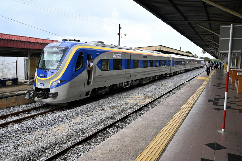 4月11日，在馬來西亞吉蘭丹州首府哥打巴魯，一列動車組列車駛入車站。