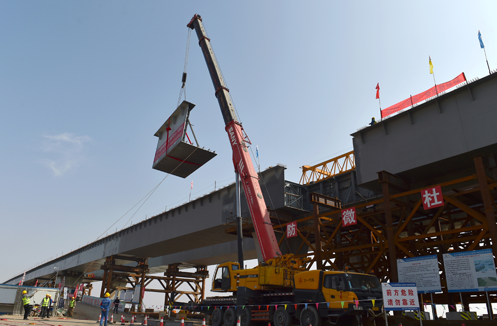4月11日，烏瑪高速公路鎮羅黃河特大橋合龍施工現場。
