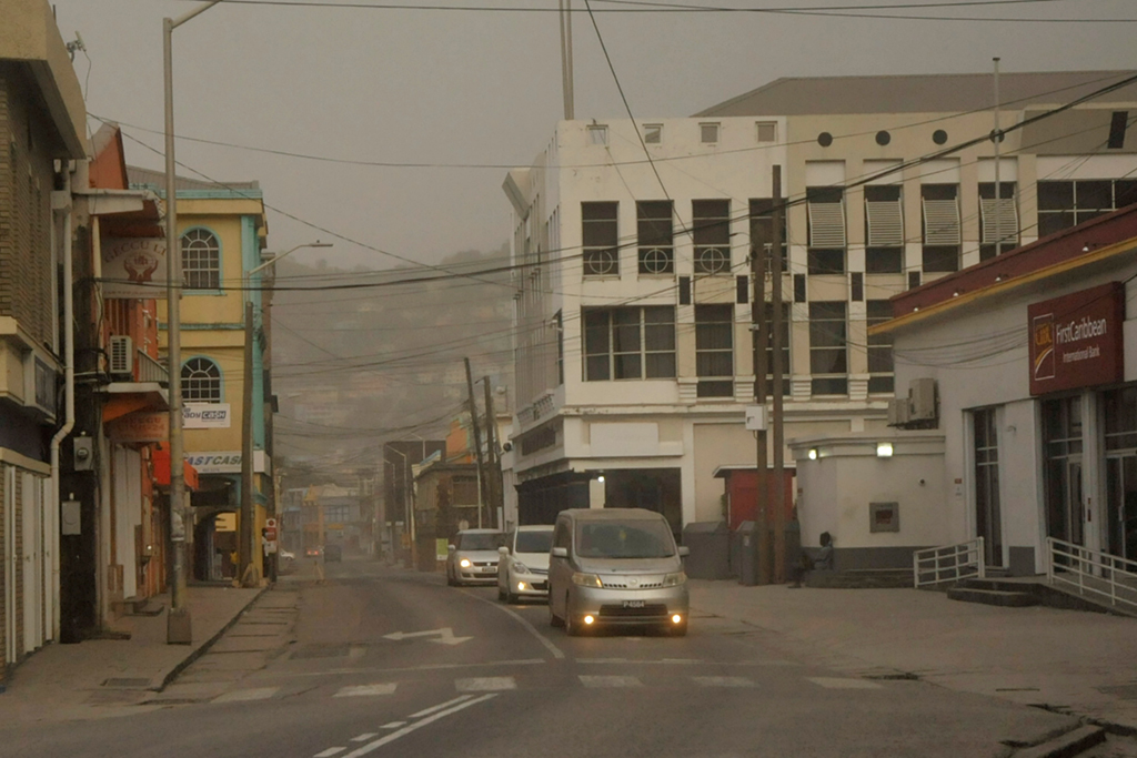 這是4月10日在聖文森特和格林納丁斯金斯敦拍攝的被火山灰覆蓋的街道。新華社/路透