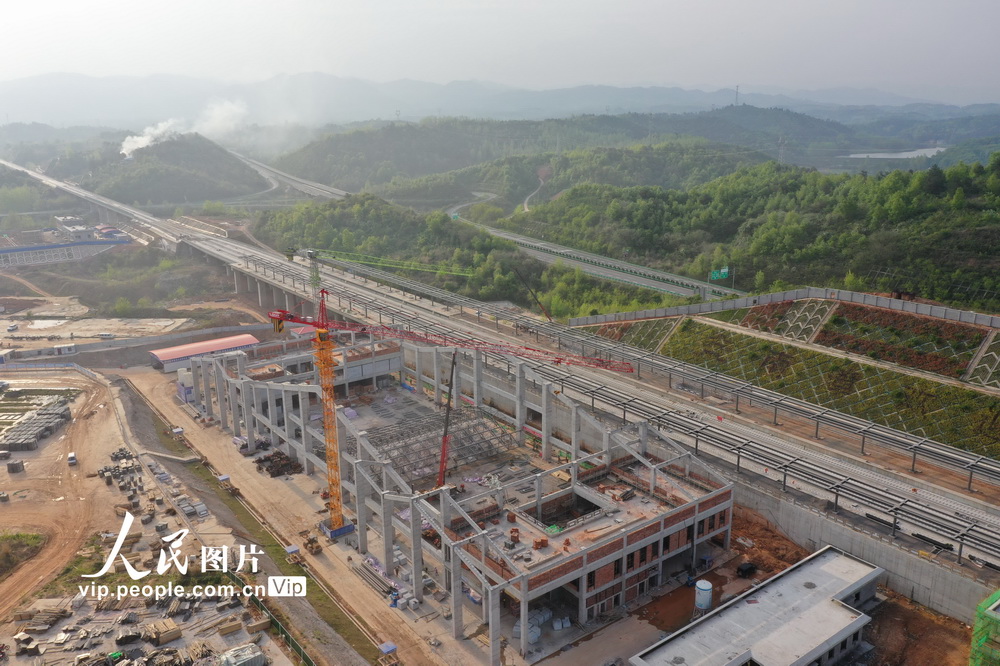 4月12日，無人機航拍正在加緊建設的鄭萬高鐵南漳站。