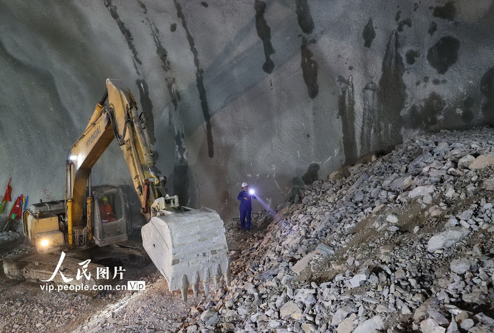 4月12日，中鐵十一局建設者在鄭萬高鐵高家坪隧道進行清渣作業。
