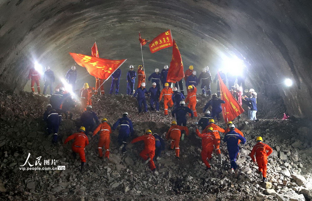 4月12日，中鐵十一局建設者在鄭萬高鐵高家坪隧道慶祝貫通。