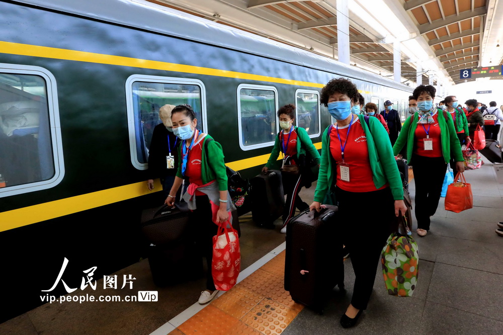 4月13日，游客在乌鲁木齐站准备乘坐旅游专列出疆旅行。