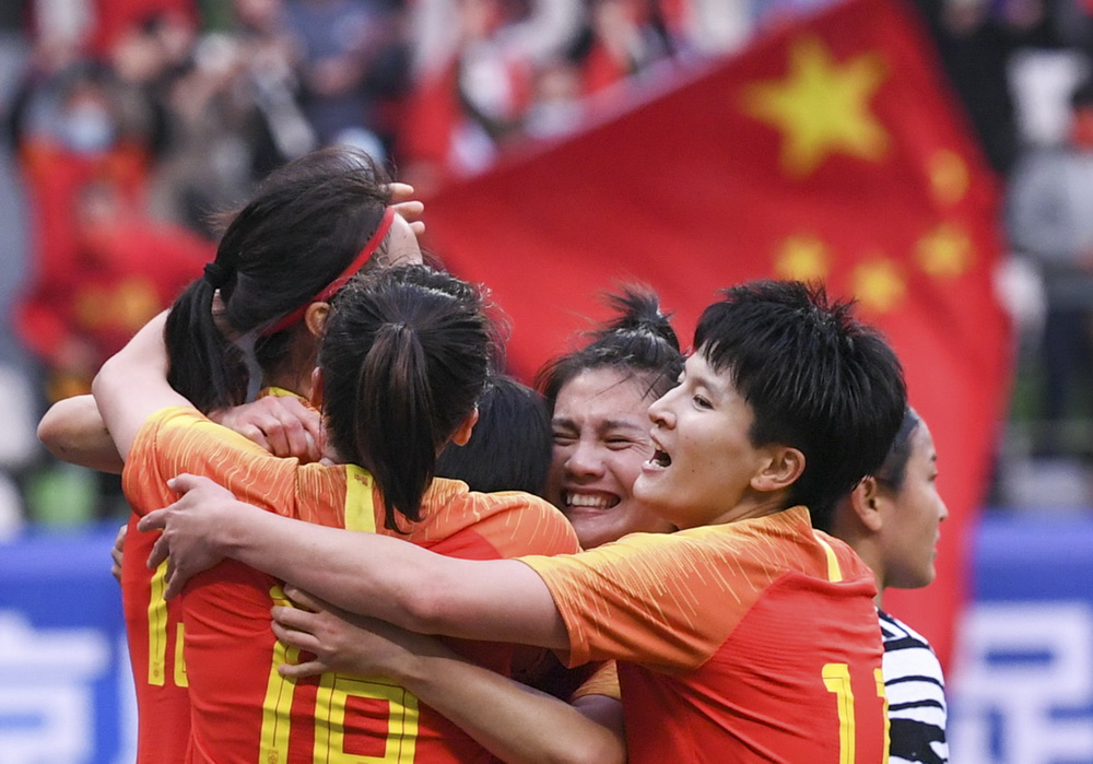 4月13日，中國隊球員在比賽中慶祝進球。新華社記者 李博 攝