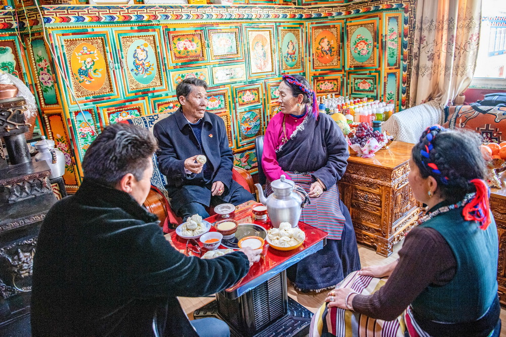 洛鬆朗加（左二）和家人一起吃飯（2月19日攝）。