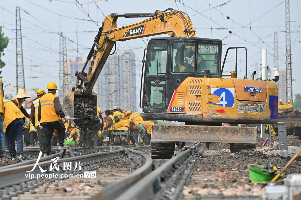 4月15日，河南省鄭州市圃田西站32、34、36、38號道岔菱心拼接施工現場，工作人員利用機械正在整理道床。