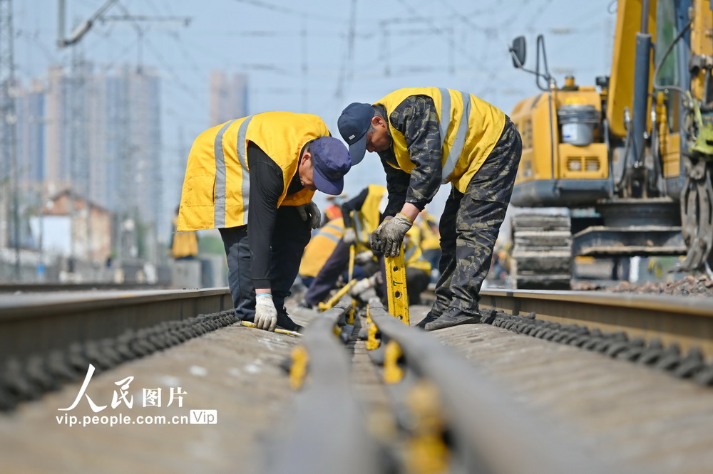 4月15日，河南省鄭州市圃田西站52號道岔更換施工現場，工作人員正在回收舊軌配件設備。
