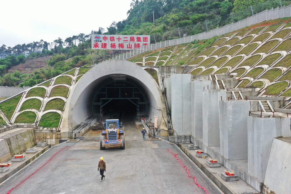 4月15日拍摄的新建福厦铁路杨梅山隧道（无人机照片）。