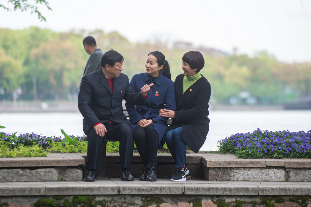 4月14日，張新志（左）、徐金巧（右）在湖心島上休息，給女兒張一講述過去與紅船相伴的工作時光。新華社記者 江漢 攝