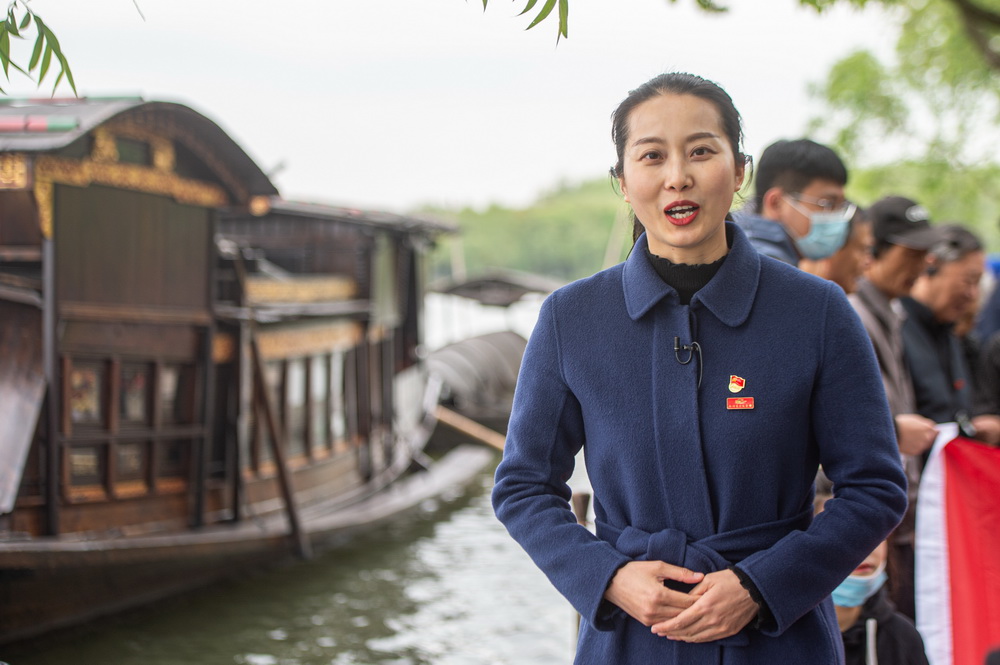 4月14日，張一（前）在紅船前為游客進行講解。新華社記者 江漢 攝