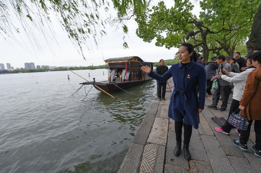 4月14日，張一在南湖湖心島紅船旁為游客講解。新華社記者 徐昱 攝