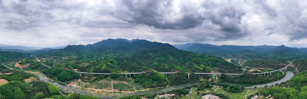 這是3月26日拍攝的海南山海高速與海三高速連接線（無人機全景照片）。