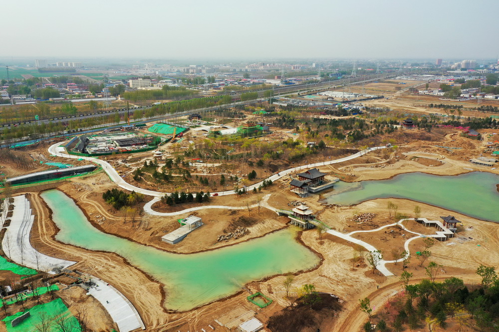 這是4月9日拍攝的雄安新區悅容公園建設現場（無人機照片）。