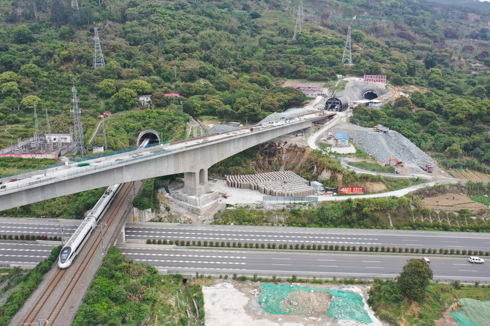 4月16日拍攝的新建福廈鐵路南塔山隧道口延伸的新建福廈鐵路青口特大橋（上）與杭深鐵路（中）及福州繞城高速公路（下）（無人機照片）。