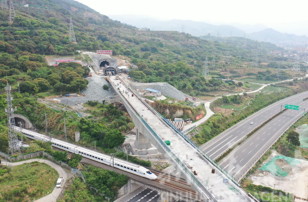 4月16日拍攝的正在修建的新建福廈鐵路青口特大橋與南塔山隧道口相接處（無人機照片）。