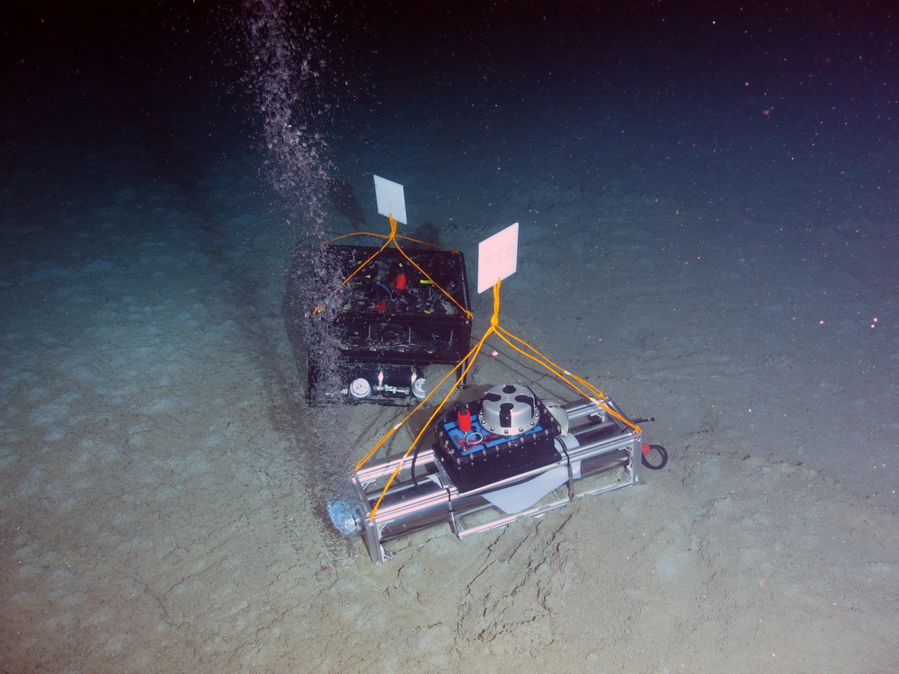 這是放置在海底的深海甲烷/二氧化碳光譜分析儀。新華社發