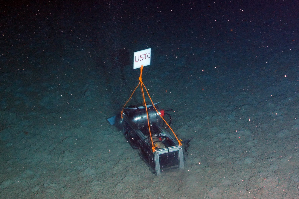 這是放置在海底的深海核輻射探測儀。新華社發