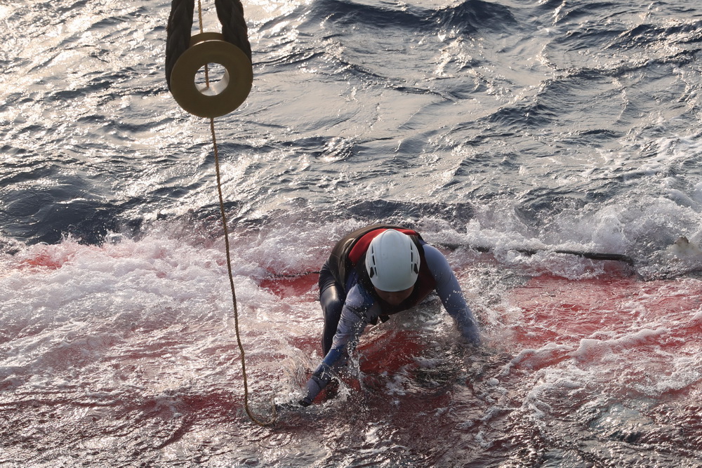 這是潛航員給載人潛水器“深海勇士”號挂主吊纜。新華社記者 張麗芸 攝