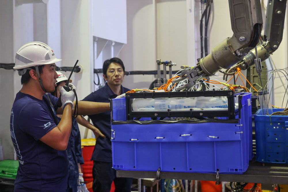 這是中科院深海科學與工程研究所的科研人員將參與海試的設備固定在載人潛水器“深海勇士”號上。新華社記者 張麗芸 攝