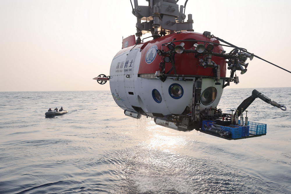 這是載人潛水器“深海勇士”號回到母船”探索二號”。新華社記者 張麗芸 攝