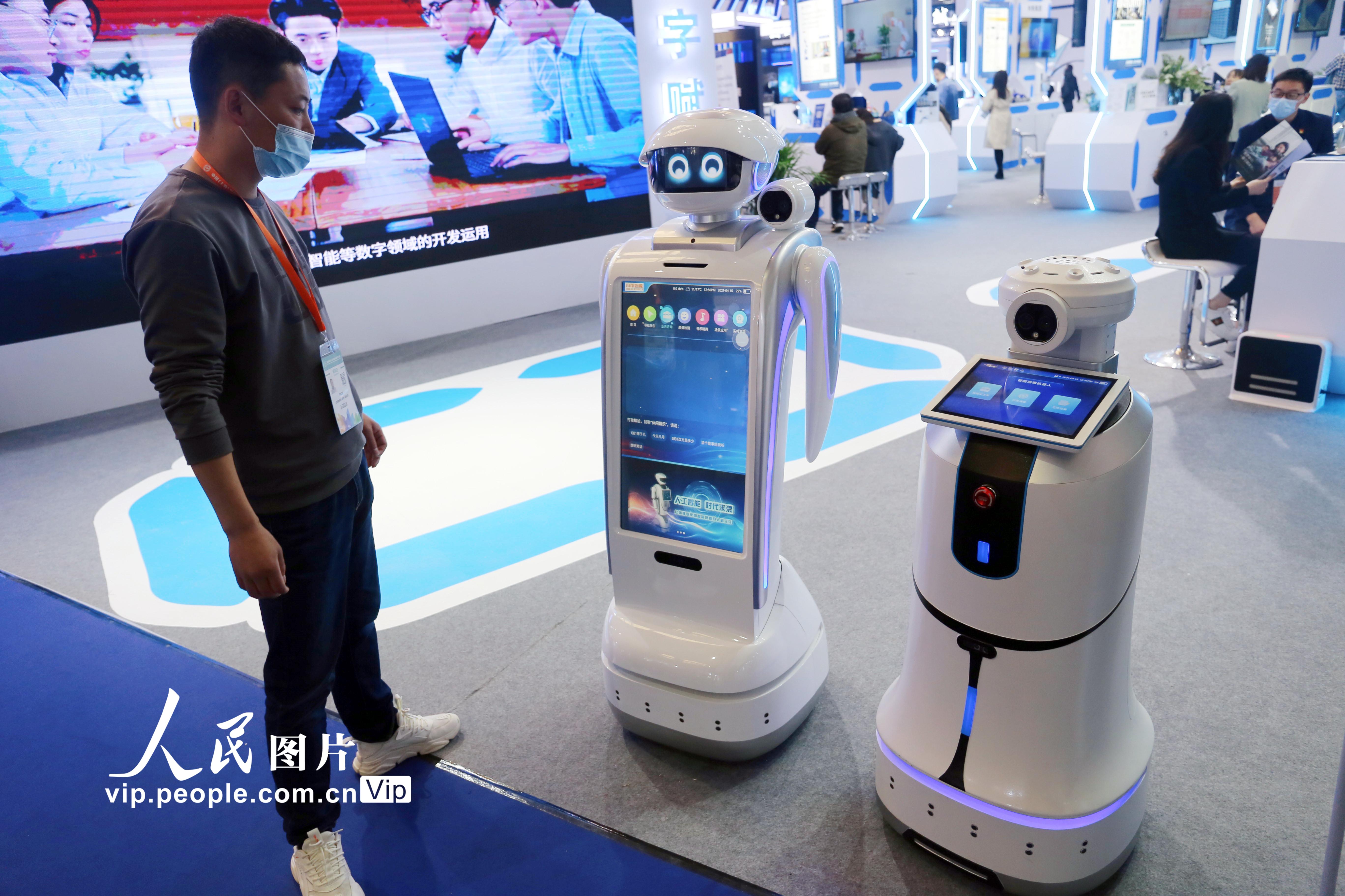 上海：AI人工智能機器人“爭奇斗艷”上交會